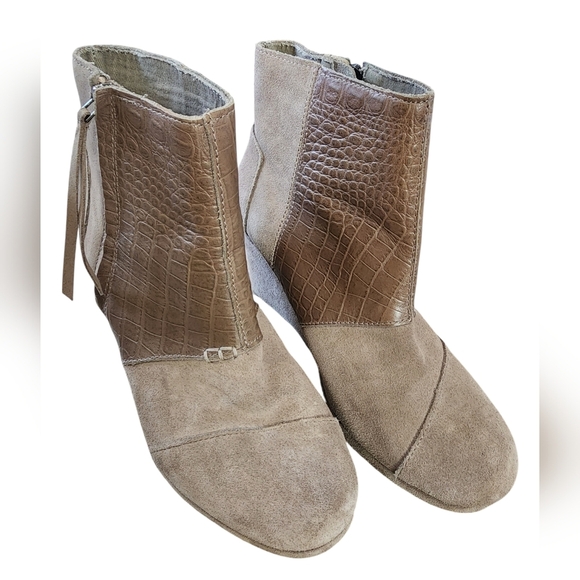 TOMS Desert Wedge High Taupe Suede Croc Embossed Ankle Booties, size 8 - Picture 6 of 7